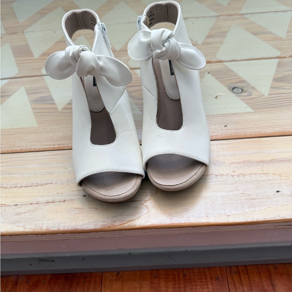 Good Chic White Peep-Toe Heels with Bow